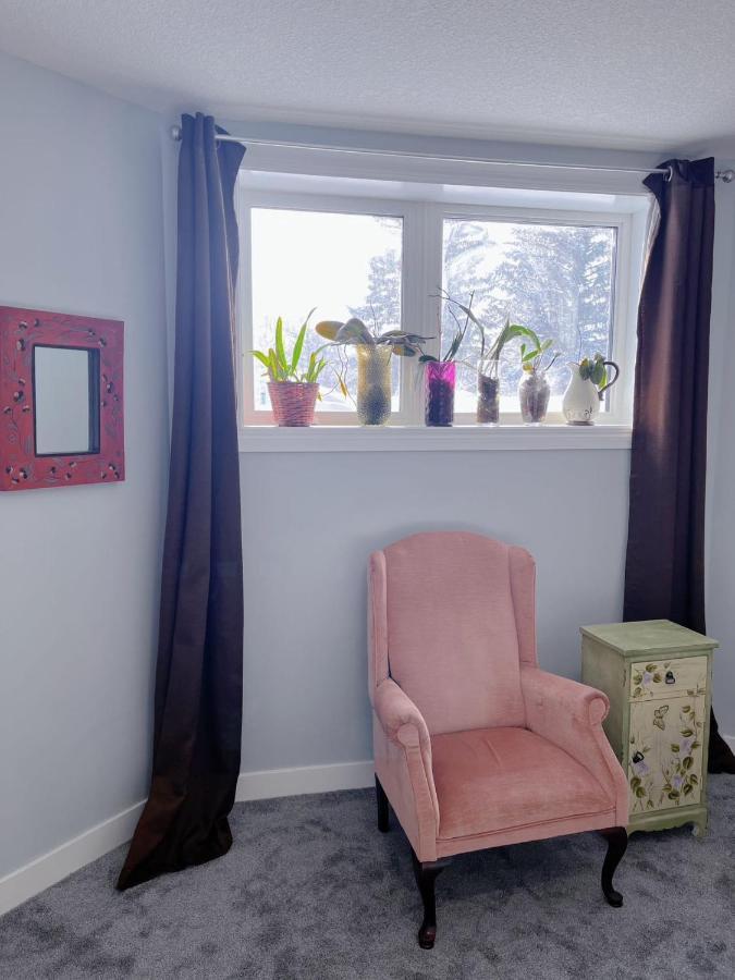 Elegant Garden Suite&2Mins Bus Station Close Lrt& Free Parking YYC Esterno foto