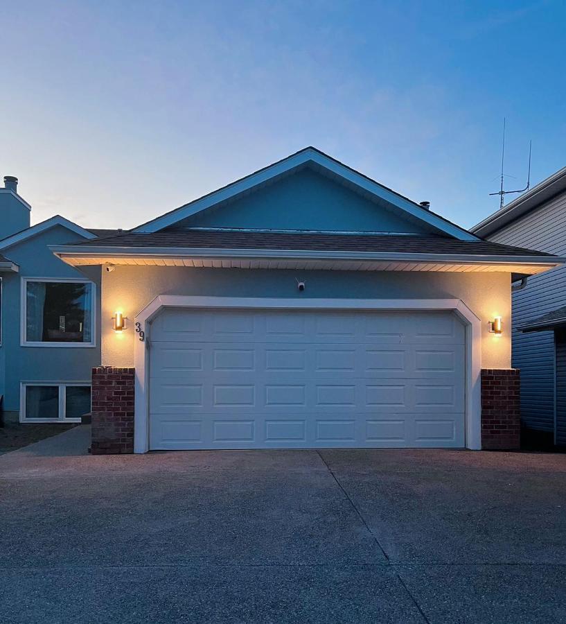 Elegant Garden Suite&2Mins Bus Station Close Lrt& Free Parking YYC Esterno foto