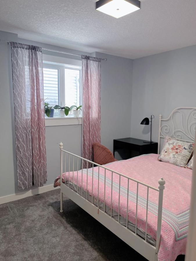Elegant Garden Suite&2Mins Bus Station Close Lrt& Free Parking YYC Esterno foto