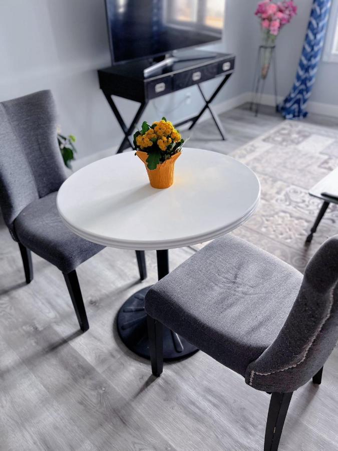 Elegant Garden Suite&2Mins Bus Station Close Lrt& Free Parking YYC Esterno foto