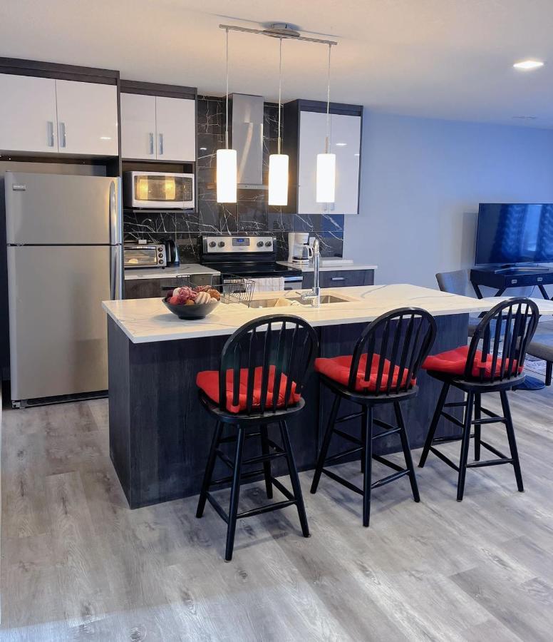 Elegant Garden Suite&2Mins Bus Station Close Lrt& Free Parking YYC Esterno foto