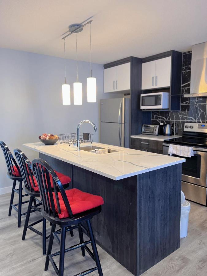 Elegant Garden Suite&2Mins Bus Station Close Lrt& Free Parking YYC Esterno foto
