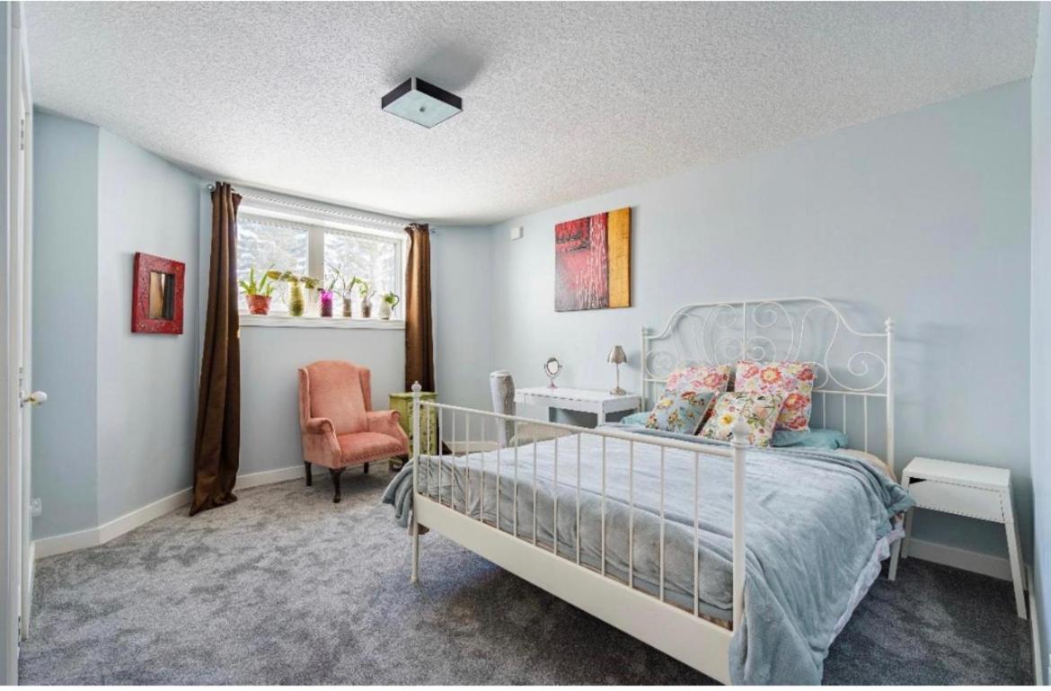 Elegant Garden Suite&2Mins Bus Station Close Lrt& Free Parking YYC Esterno foto