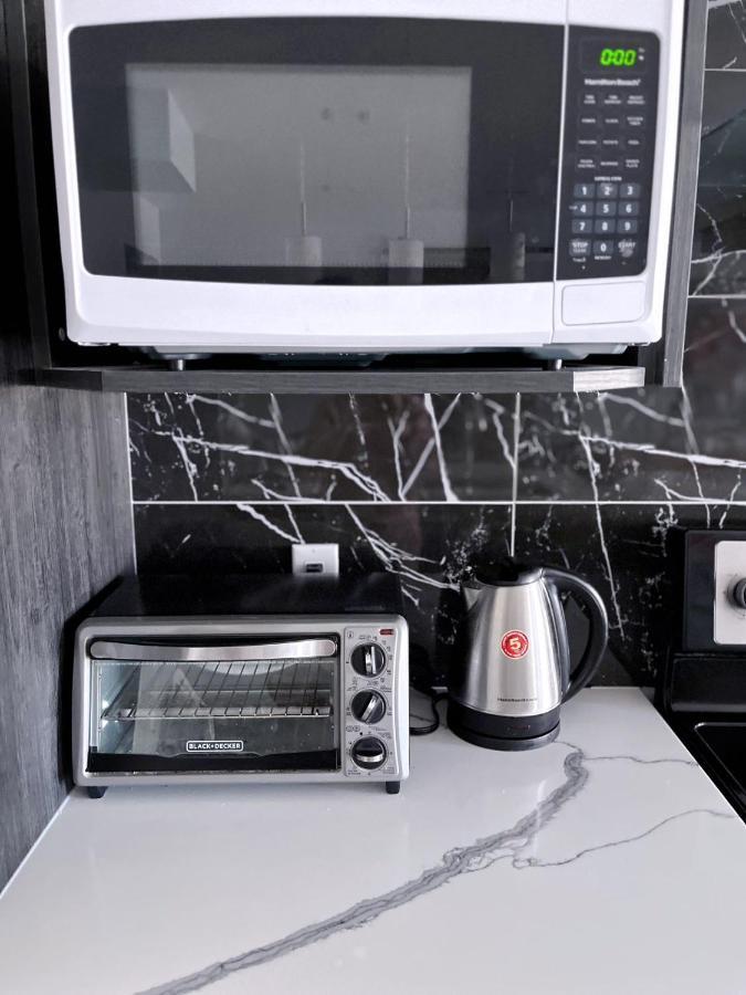 Elegant Garden Suite&2Mins Bus Station Close Lrt& Free Parking YYC Esterno foto
