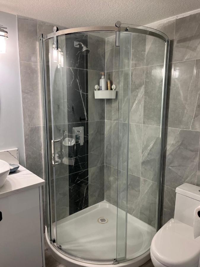Elegant Garden Suite&2Mins Bus Station Close Lrt& Free Parking YYC Esterno foto