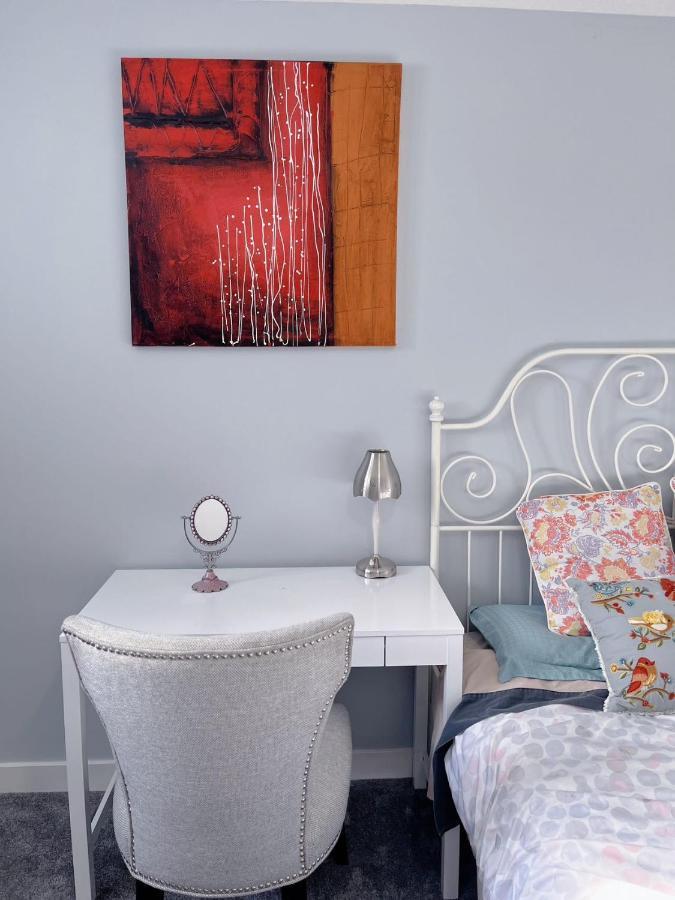 Elegant Garden Suite&2Mins Bus Station Close Lrt& Free Parking YYC Esterno foto