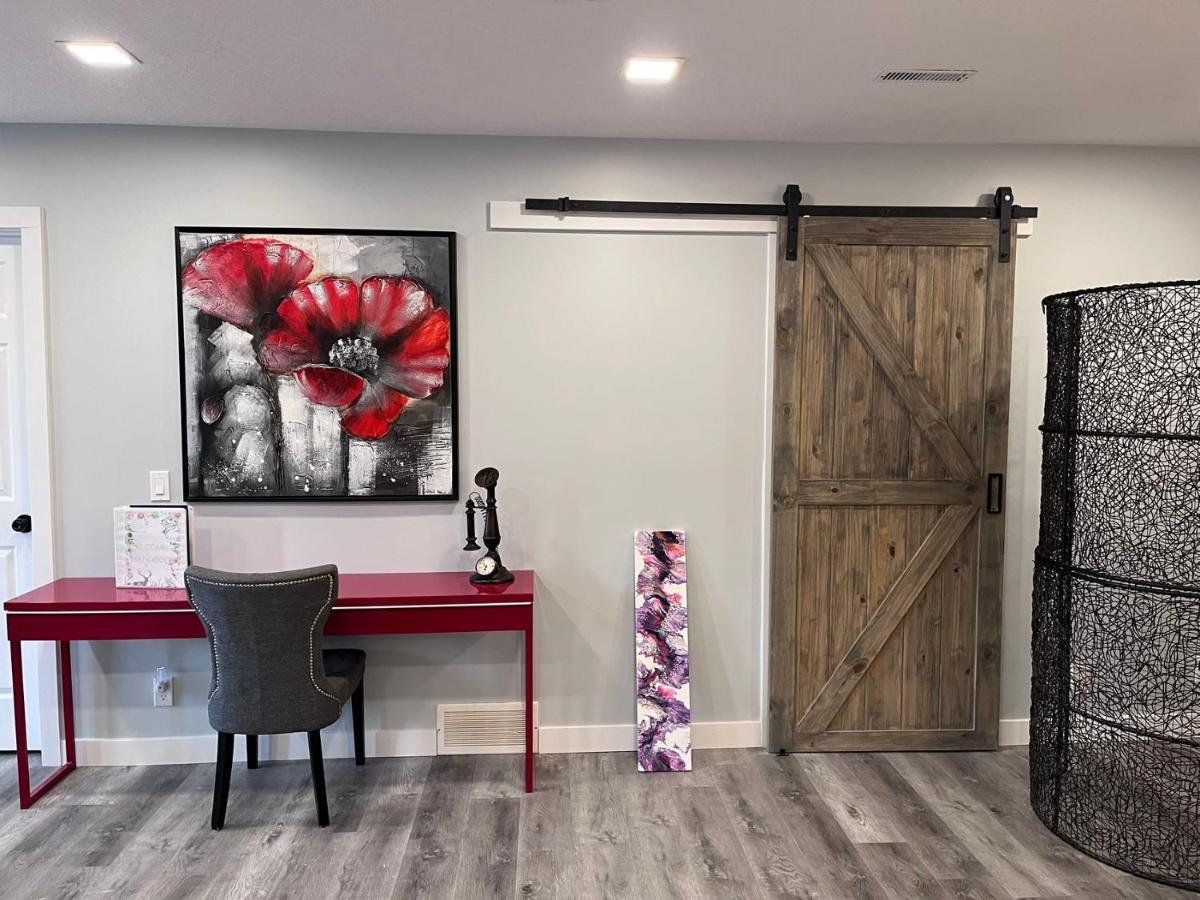 Elegant Garden Suite&2Mins Bus Station Close Lrt& Free Parking YYC Esterno foto